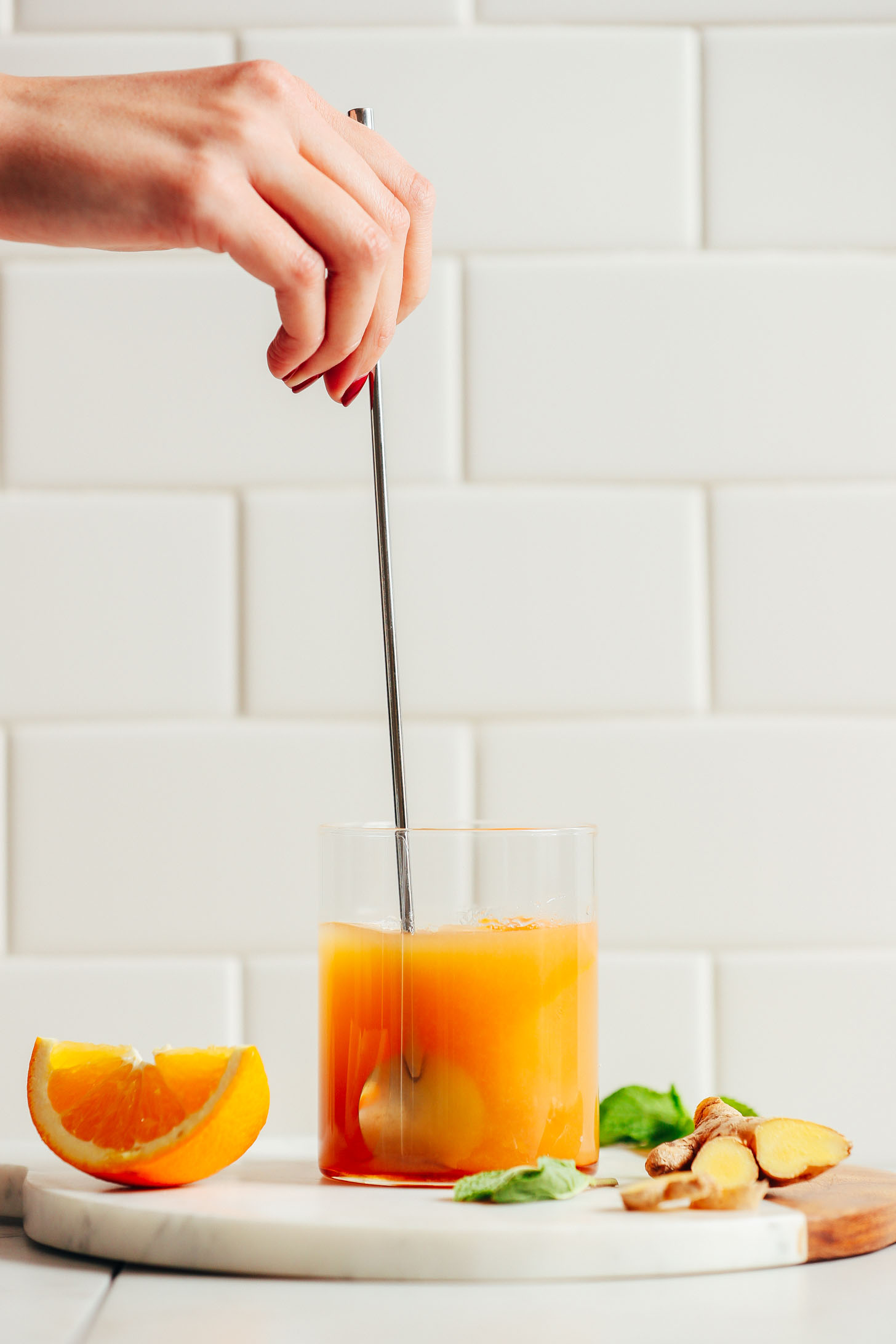 AMAZING Orange Whiskey Ginger with Mint! A 6-ingredient, refreshing, naturally sweetened cocktail perfect for NYE and beyond! #NYE #cocktail #bourbon #ginger #orange #mint #minimalistbaker #recipe