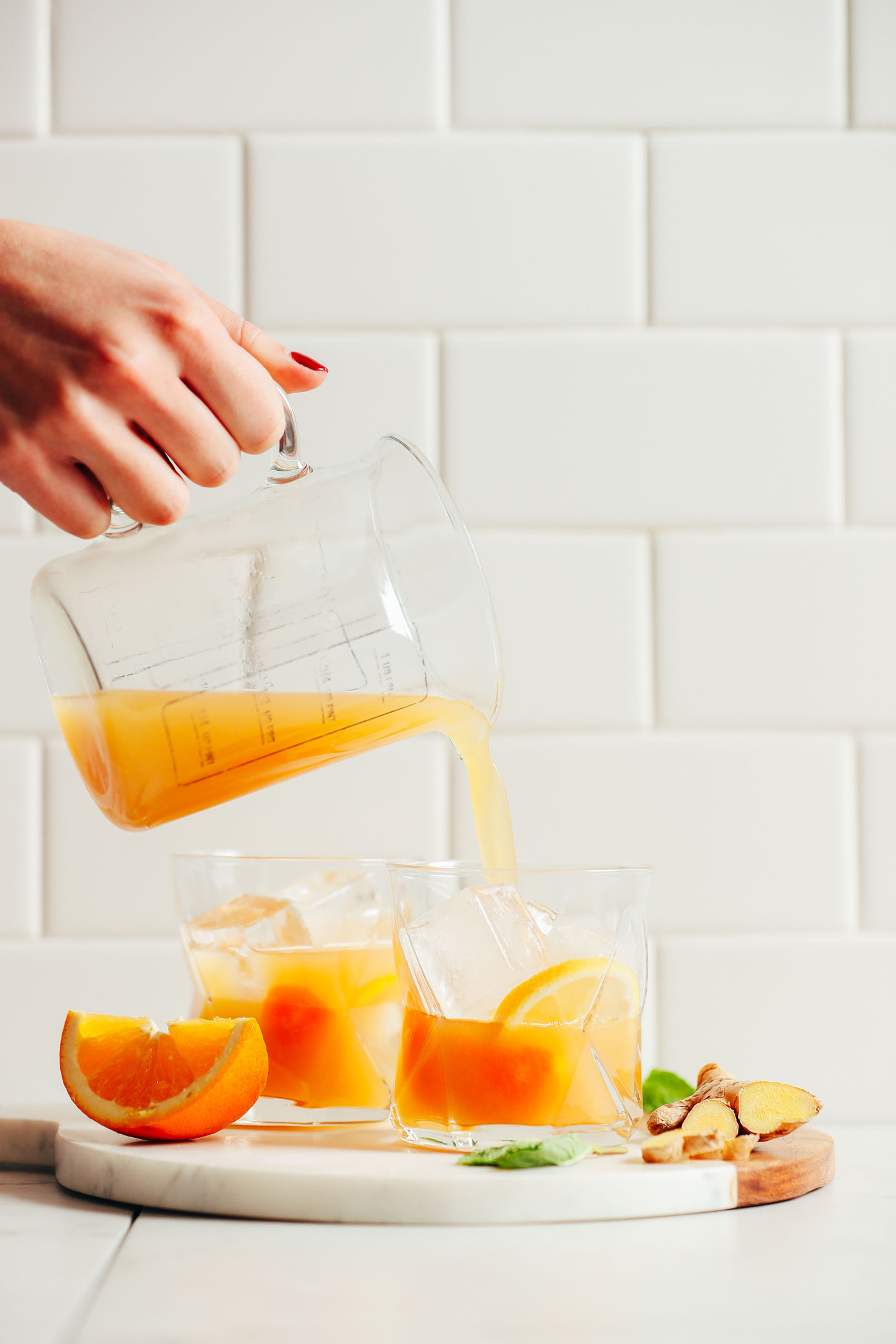 AMAZING Orange Whiskey Ginger with Mint! A 6-ingredient, refreshing, naturally sweetened cocktail perfect for NYE and beyond! #NYE #cocktail #bourbon #ginger #orange #mint #minimalistbaker #recipe