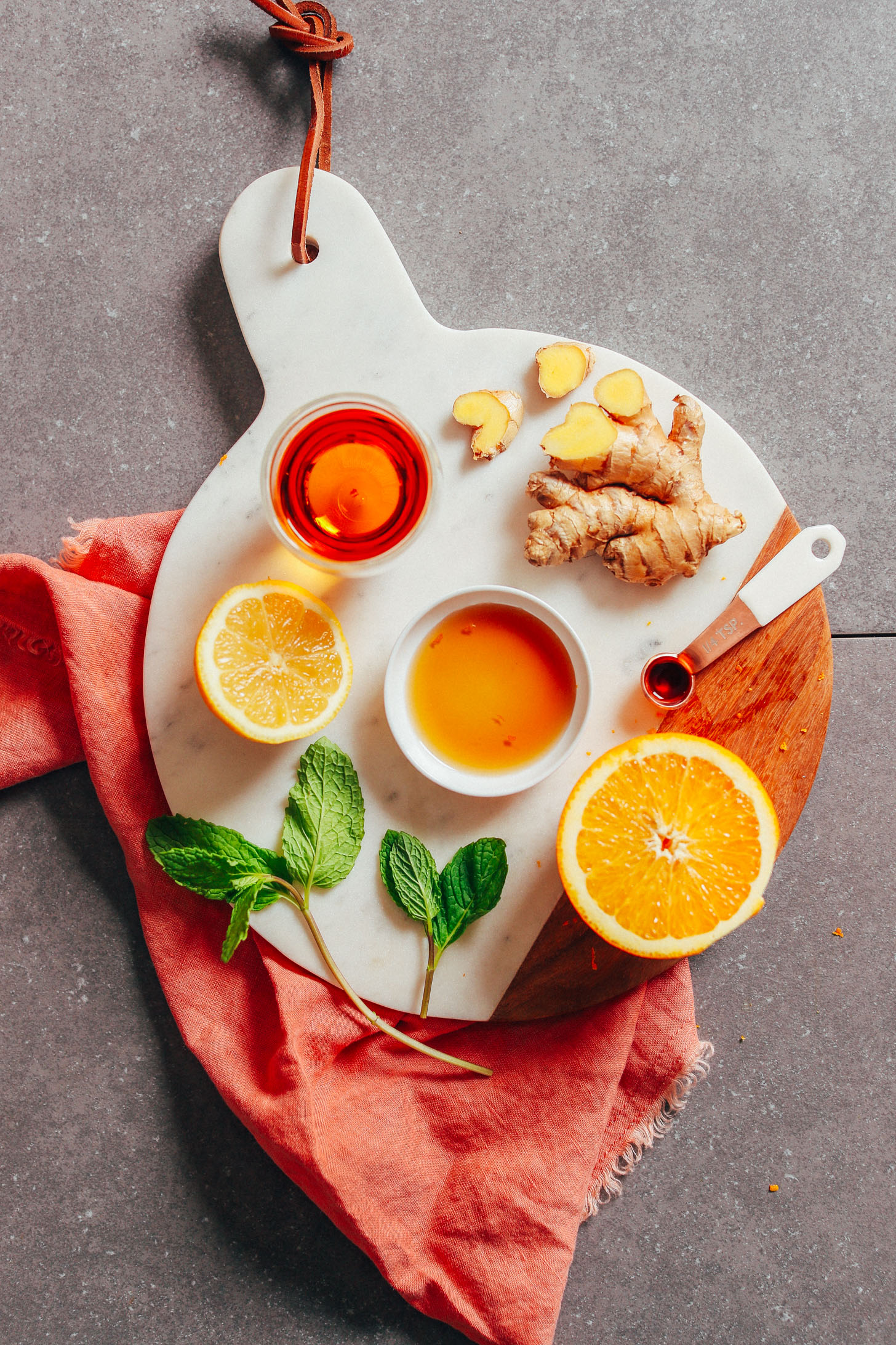 AMAZING Orange Whiskey Ginger with Mint! A 7-ingredient, refreshing, naturally sweetened cocktail perfect for NYE and beyond! #NYE #cocktail #bourbon #ginger #orange #mint #minimalistbaker #recipe